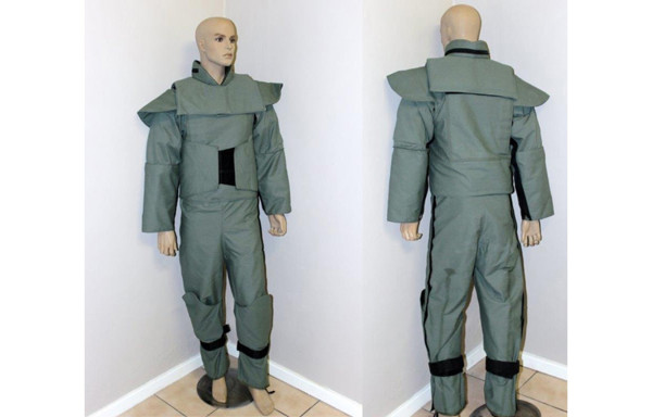 Хөнгөн хувцас :Тэсрэлтээс хамгаалах нүүрний хамгаалалт ба дуулга бүхий  хайлтын хувцас